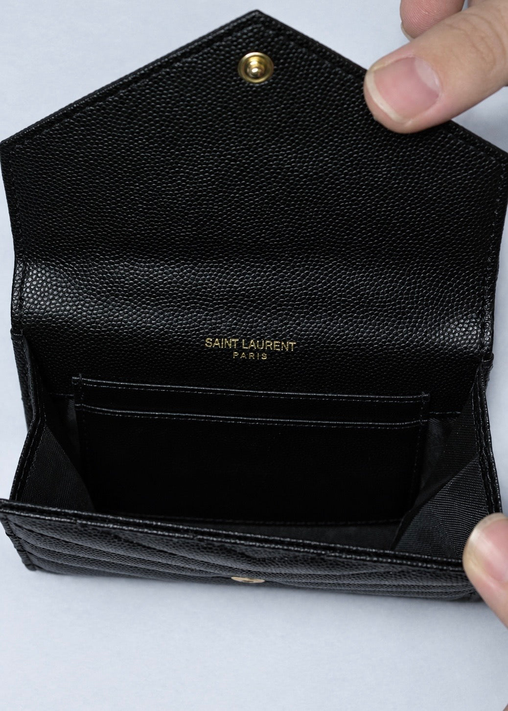 Yves Saint Laurent Cartera Negra Logo Dorado