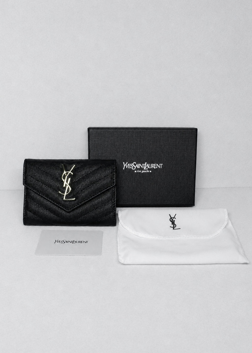 Yves Saint Laurent Cartera Negra Logo Dorado